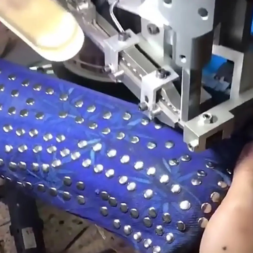 Automatic Snap Button Attaching Machine