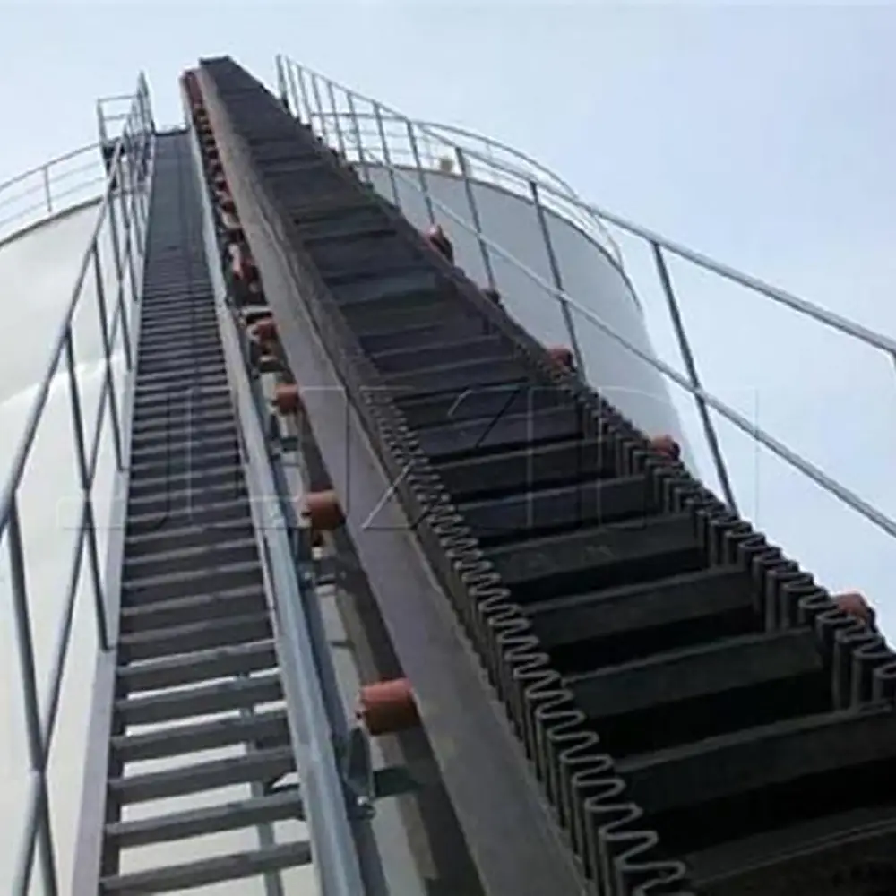 High Angle Belt Conveyor with Rubber Sidewalls and Cleats